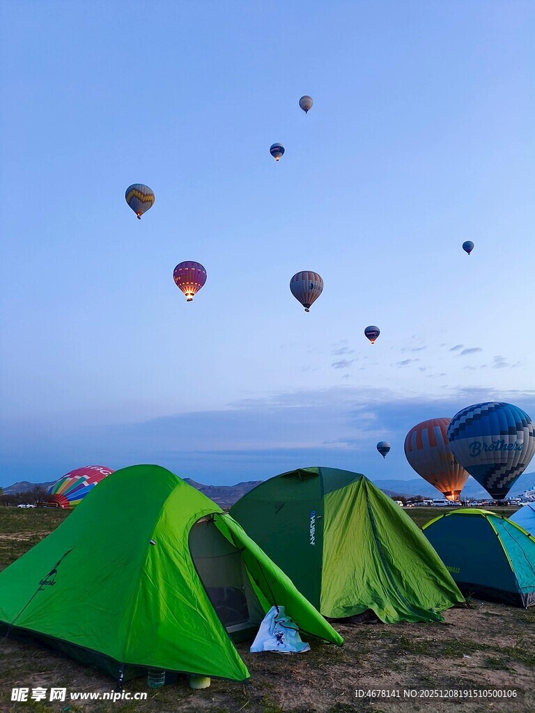 草原上的帐篷与热气球