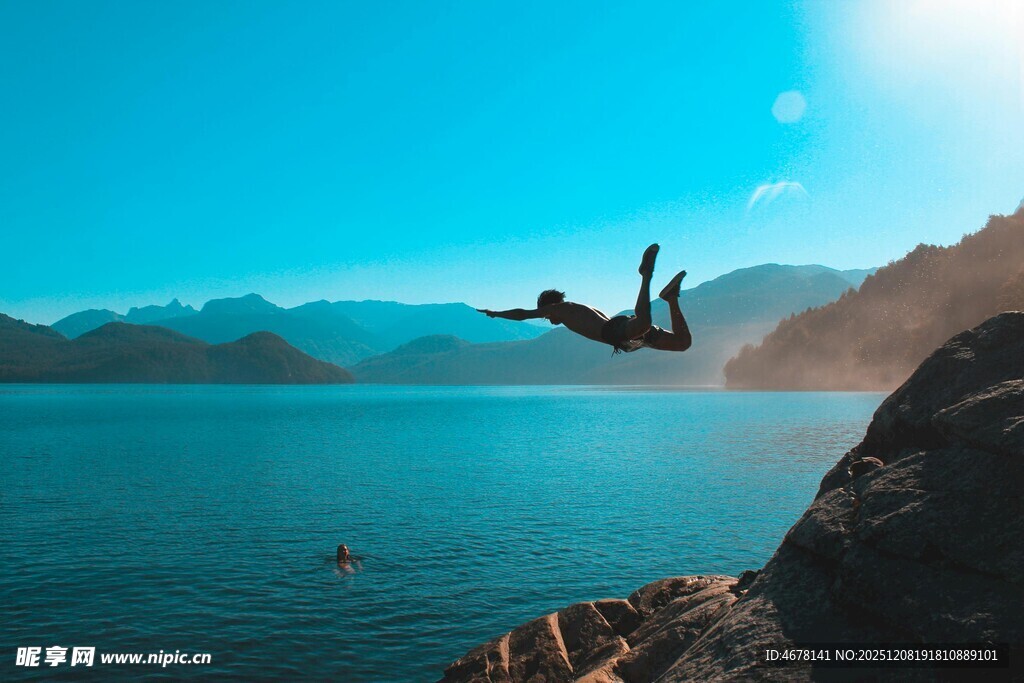 悬崖边跳水者的精彩瞬间