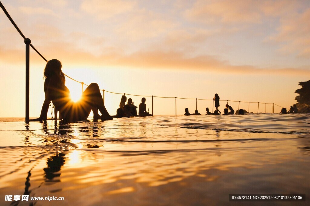 夕阳下的水边休闲人群