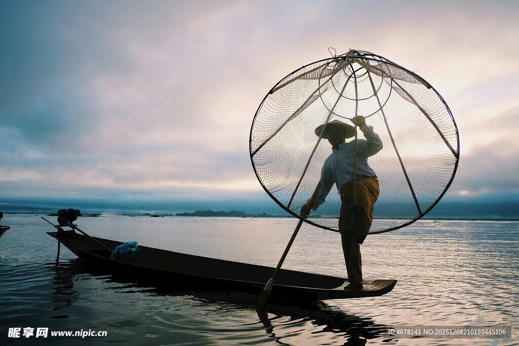 湖上渔夫撑网捕鱼之景