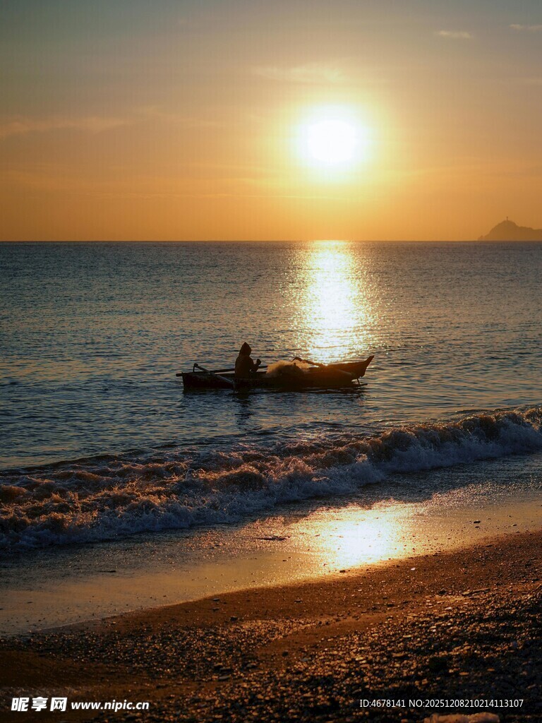 夕阳下海边的独舟