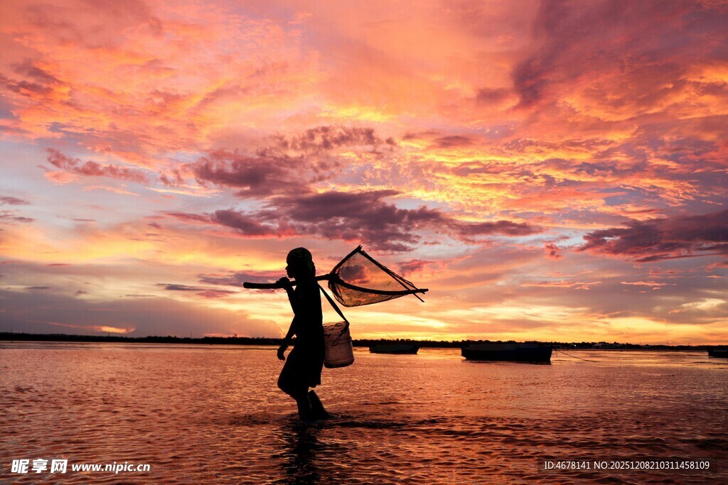夕阳下的渔民撒网瞬间