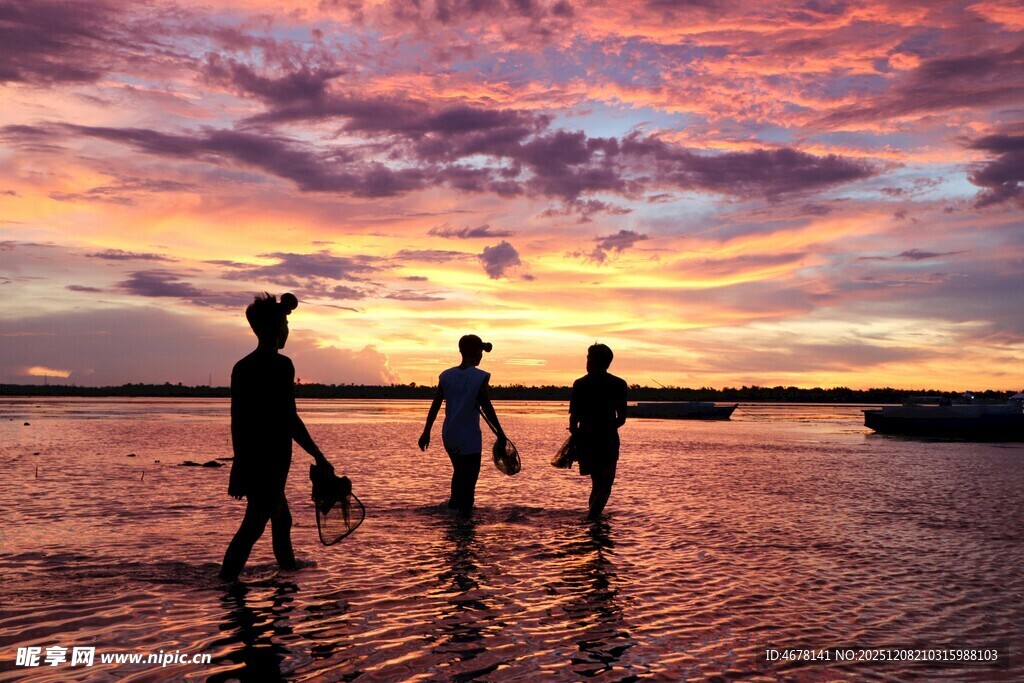 夕阳下漫步的四人身影