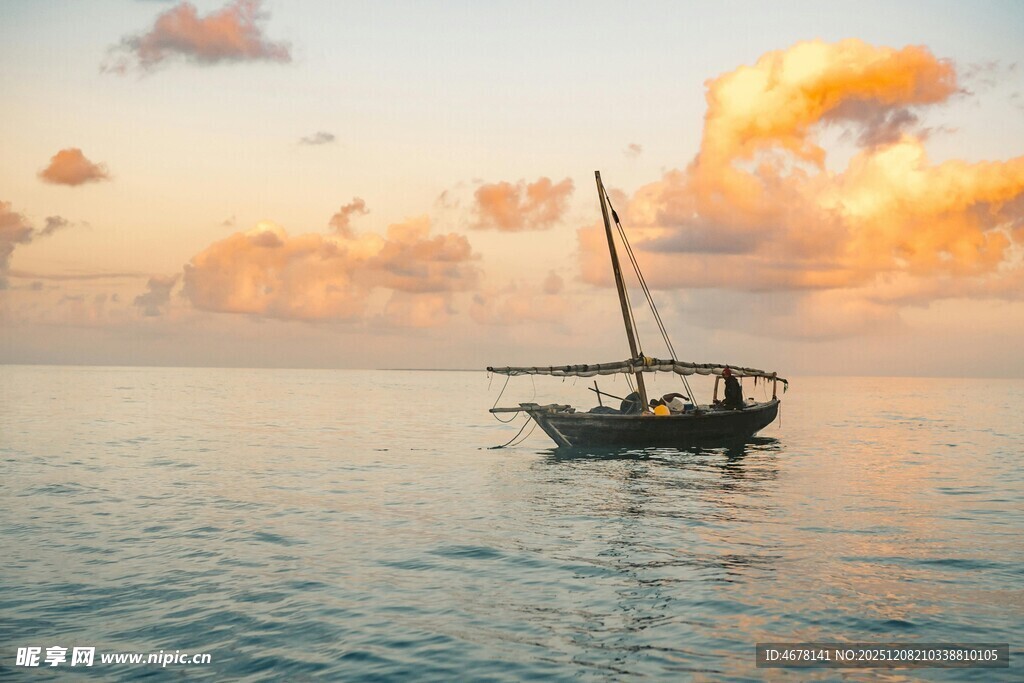 海上帆船于绚烂夕阳中航行