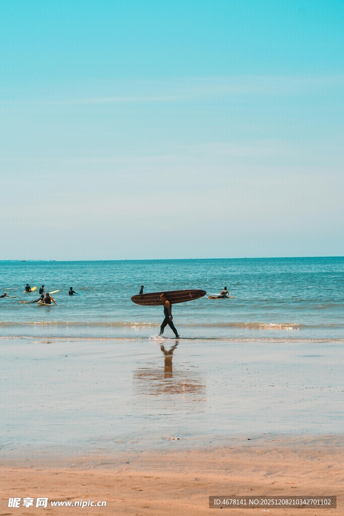 海滩上的冲浪者身影