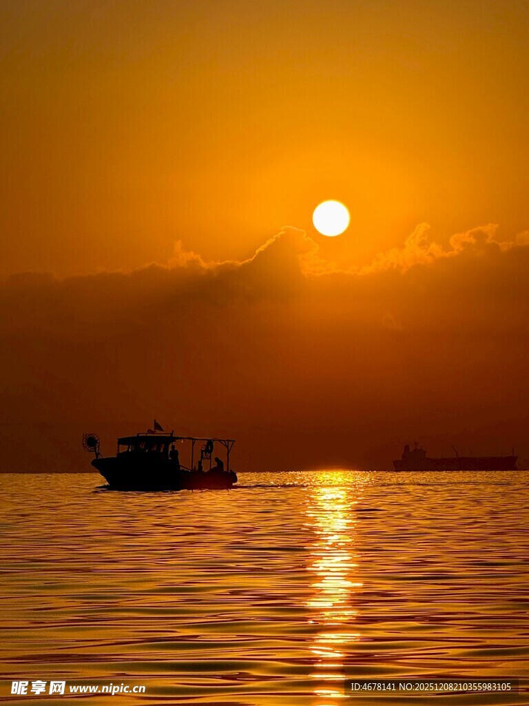 夕阳下海上的孤独船只