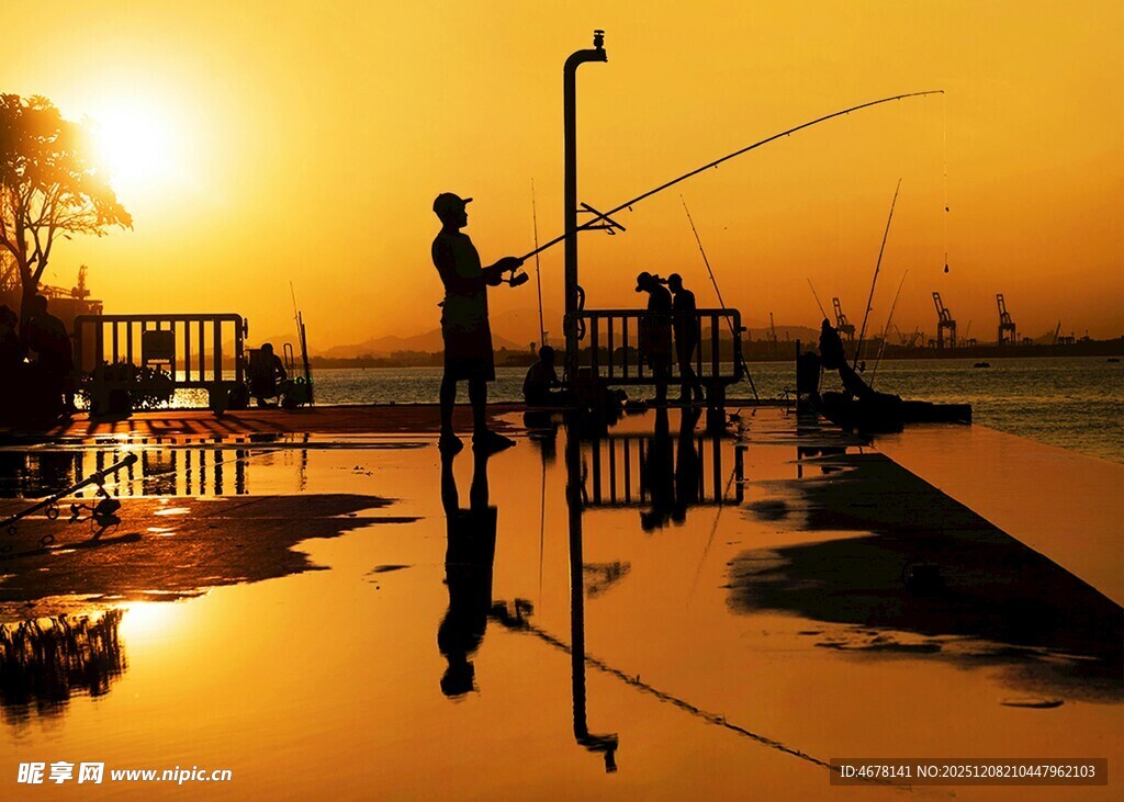 夕阳下的岸边垂钓者
