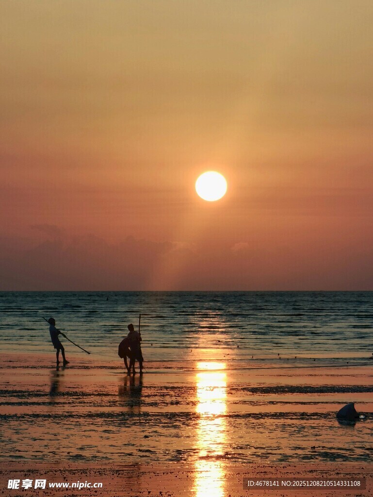 夕阳下的海边漫步场景