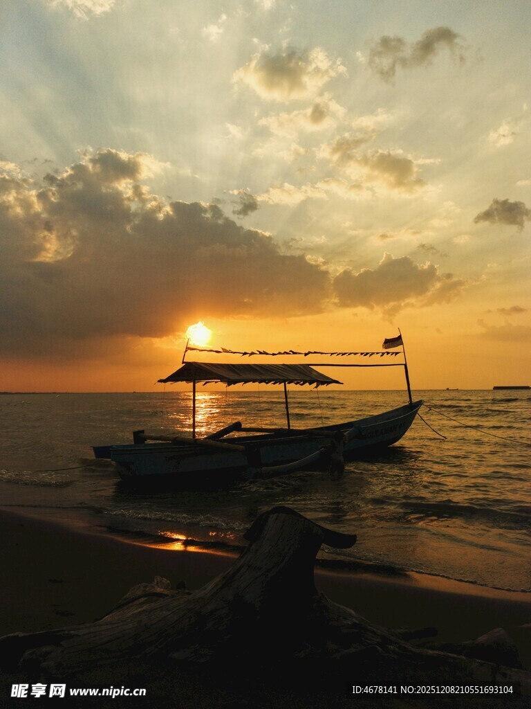 夕阳下的海边小船