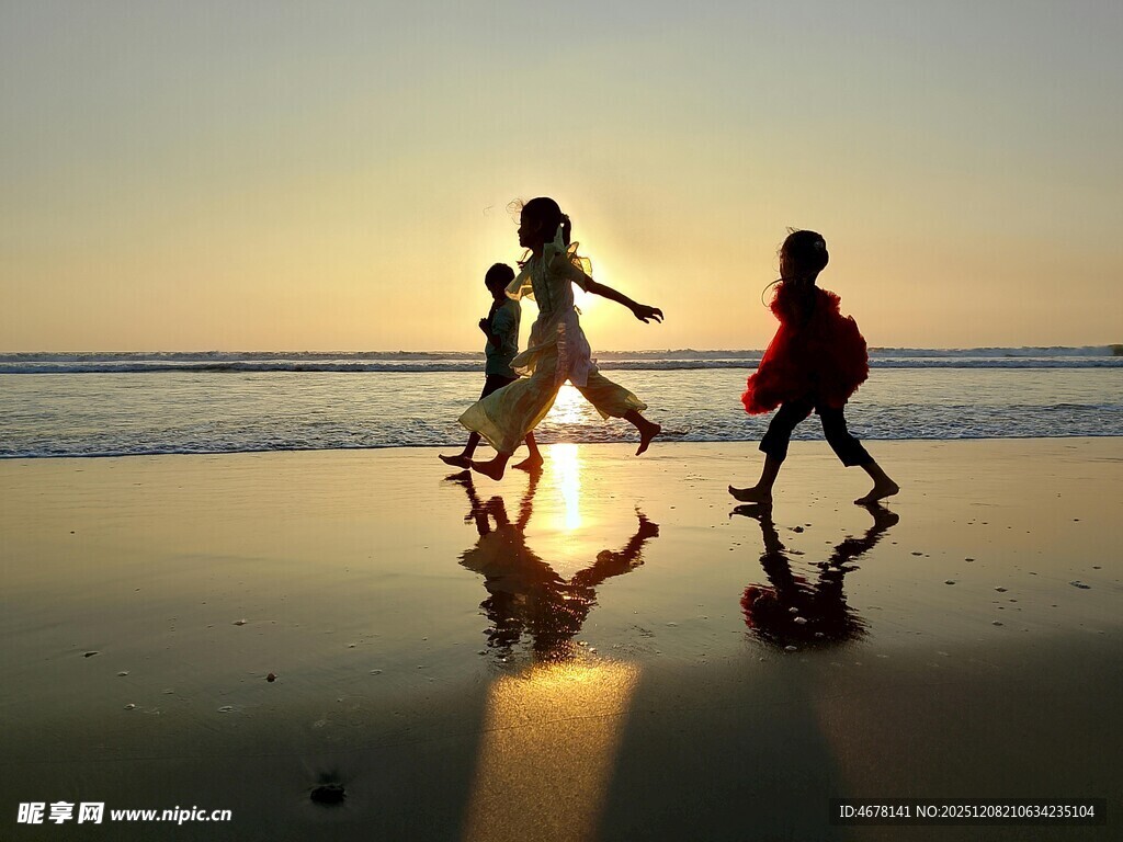夕阳下海边亲子欢乐时光