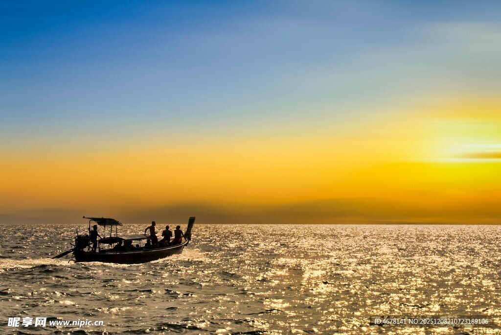 海上落日中的渔船