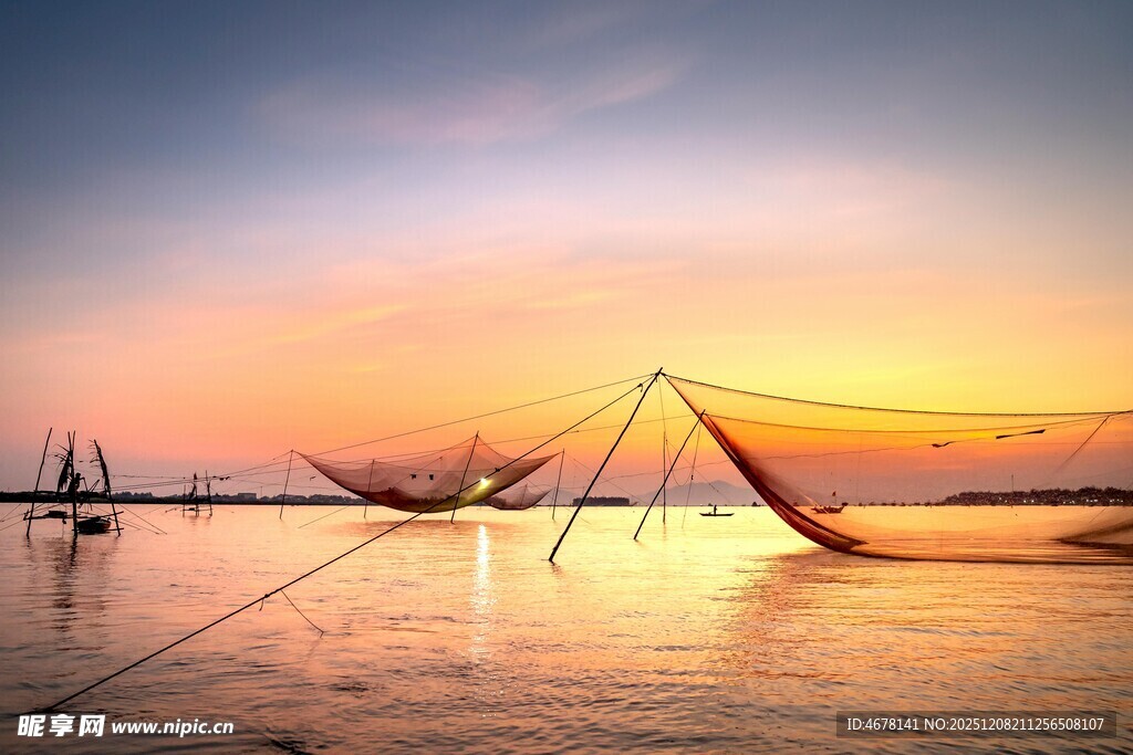 夕阳下的海边传统捕鱼场景