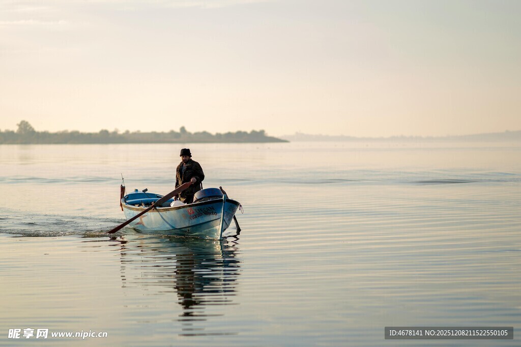 一人泛舟平静水面