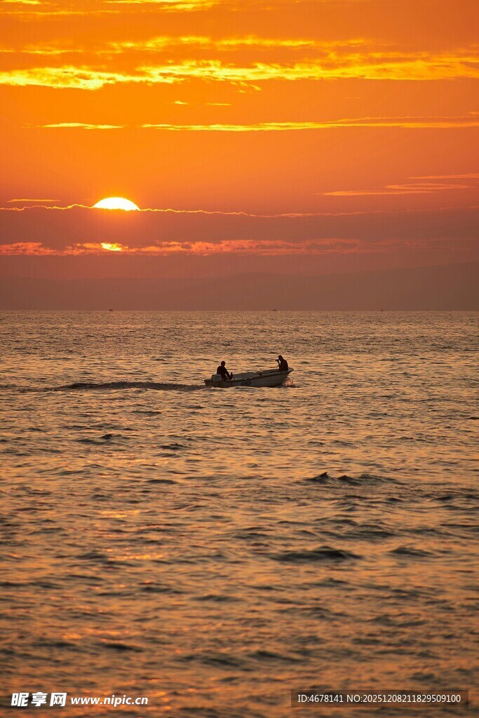 海上日落时的孤舟