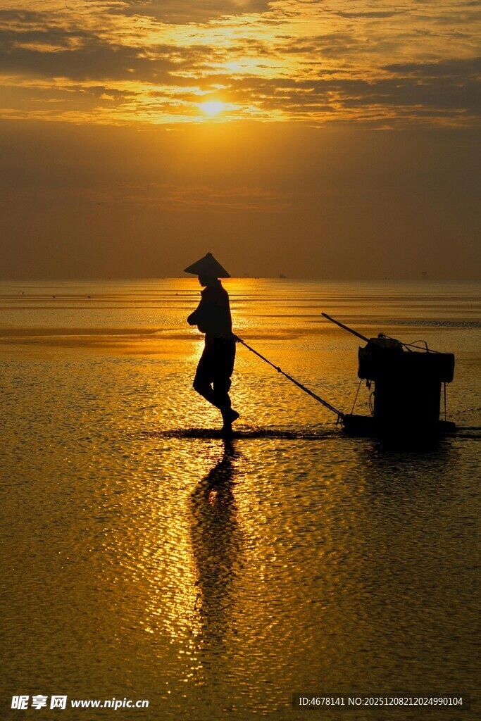 夕阳下的独舟渔夫