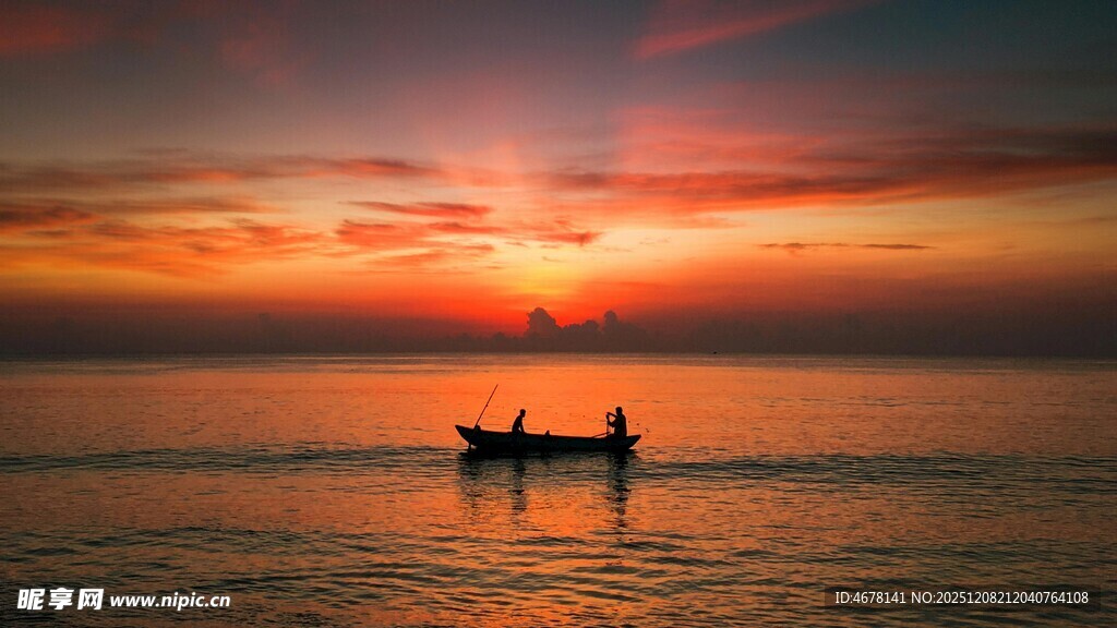 夕阳下海面的泛舟景象