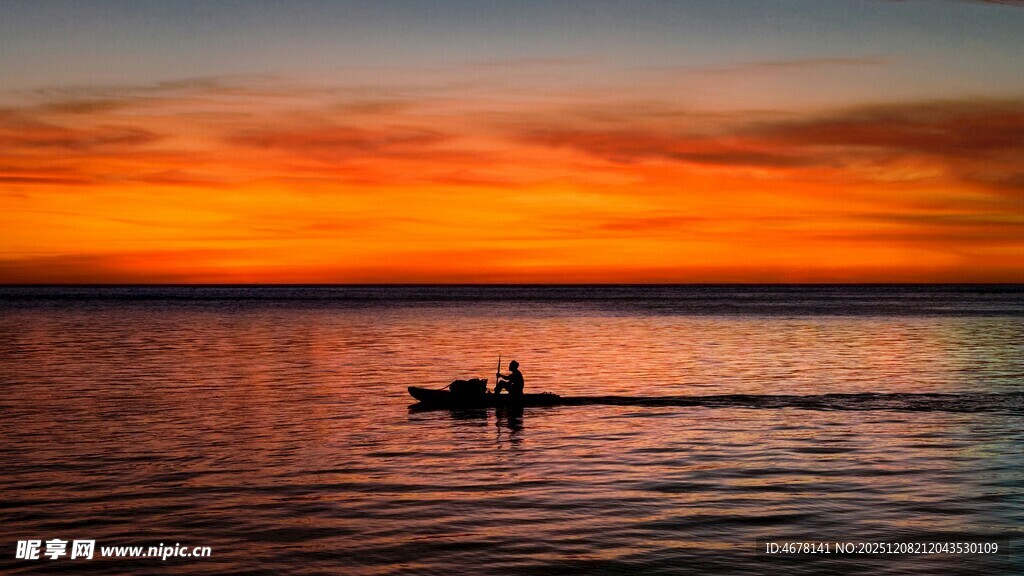 夕阳下湖面的双人泛舟