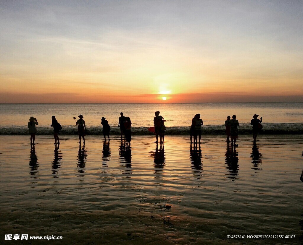 夕阳下海边的骑行者剪影