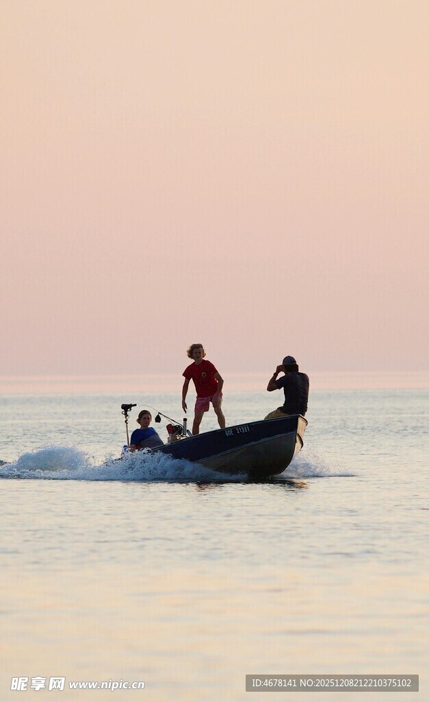 海上三人驾舟破浪
