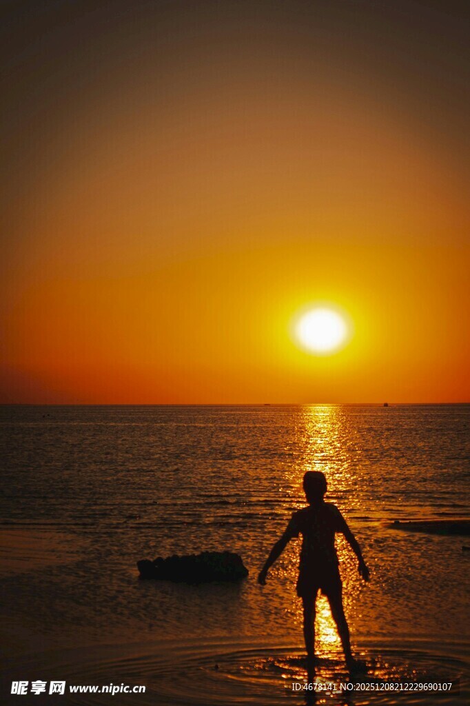 夕阳下海边的孤独身影