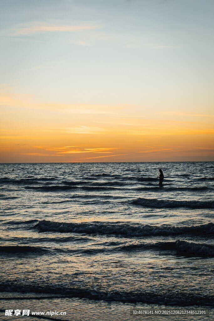 海边日落时的静谧海面