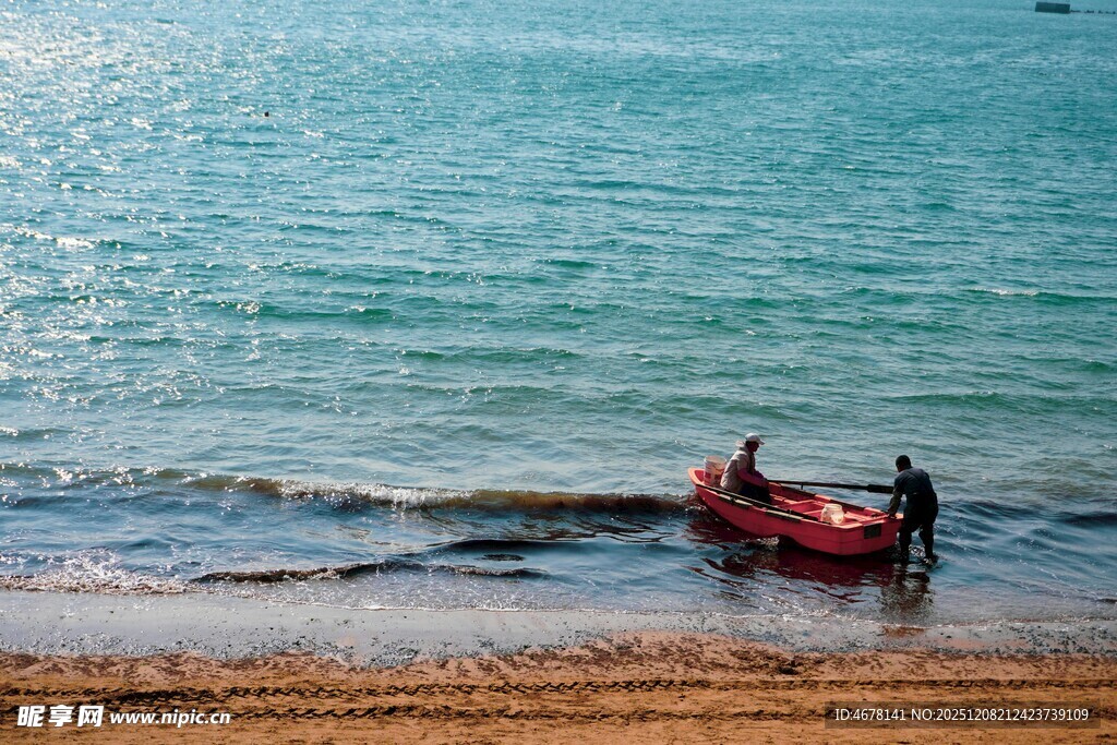 海边小船与岸边站立之人