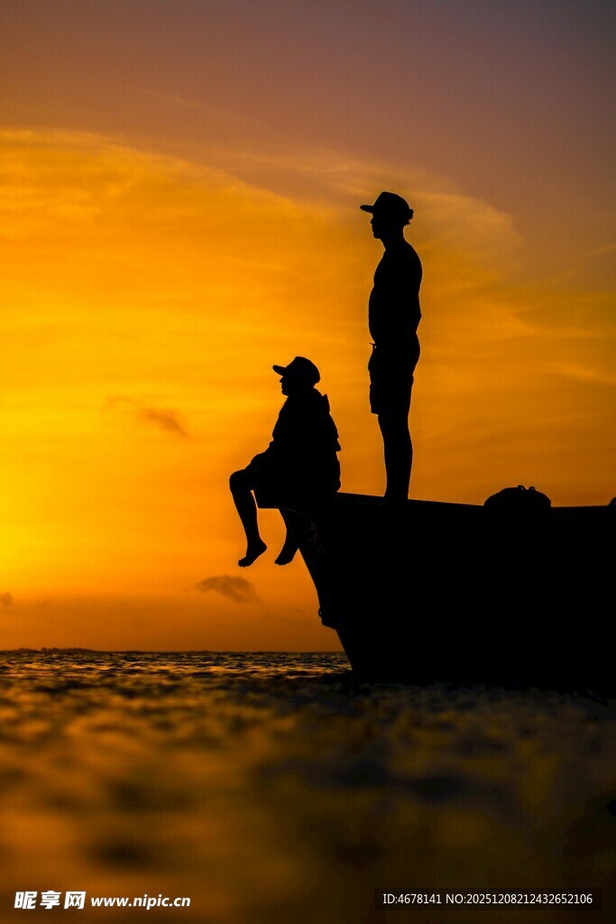 夕阳下的两人海边剪影