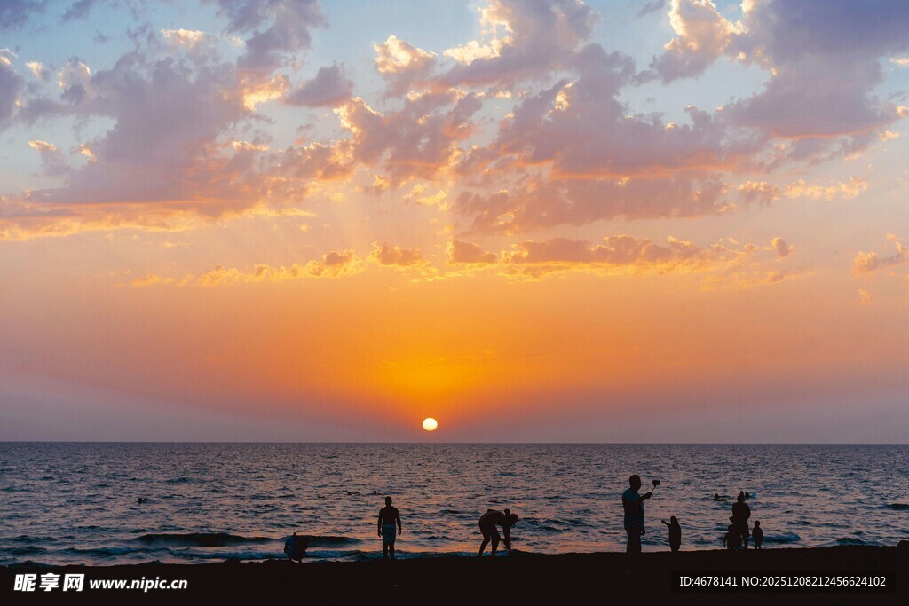 海边日落时的悠闲场景