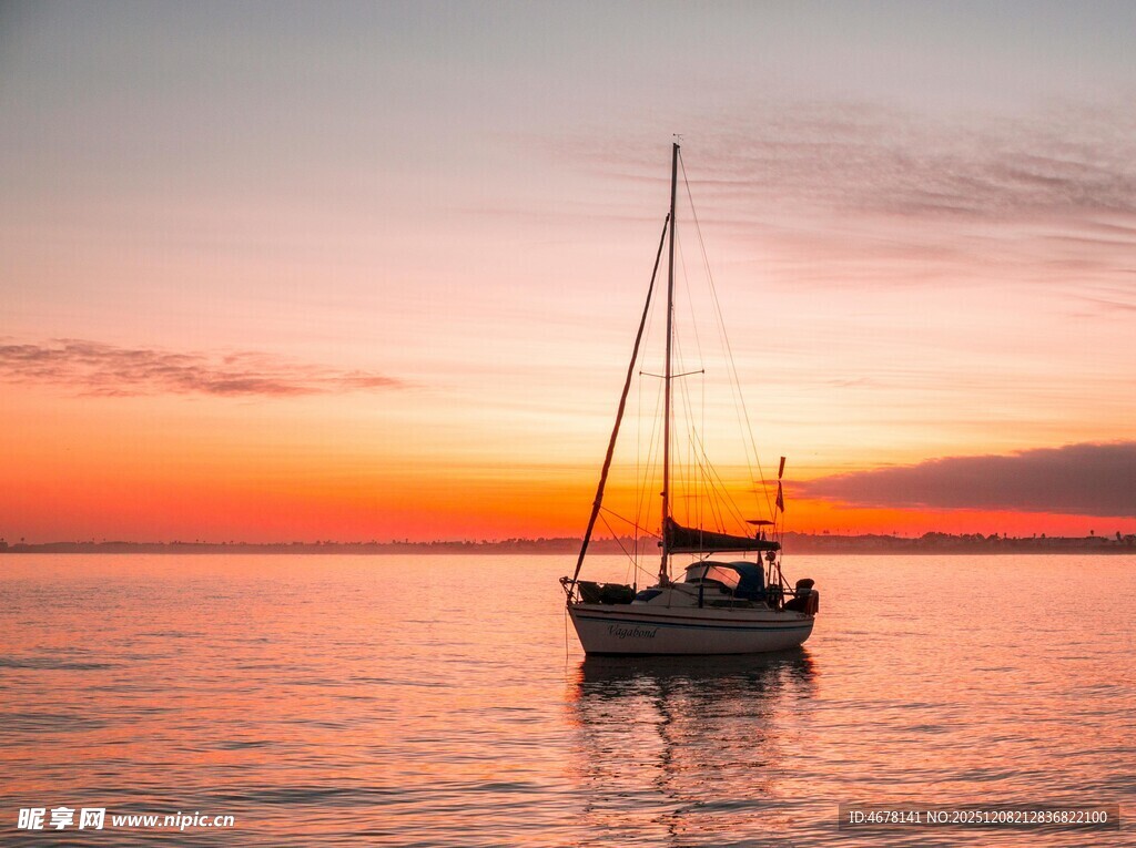 海上落日下的孤独帆船