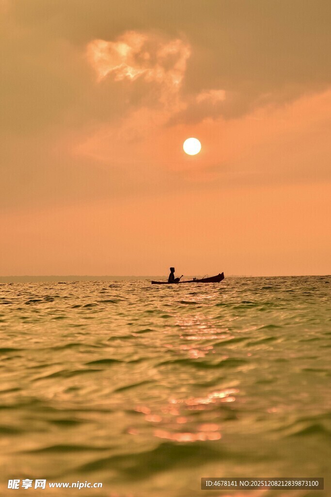 夕阳下的海上孤舟