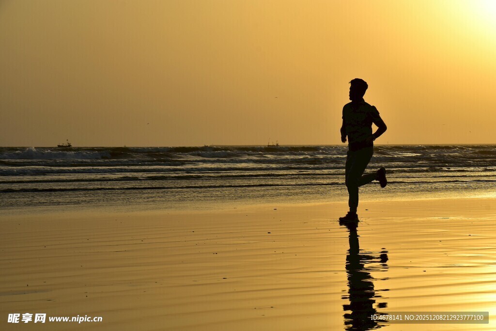 夕阳下海滩上的孤独身影