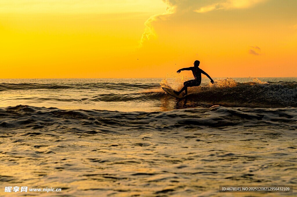 夕阳下的冲浪者