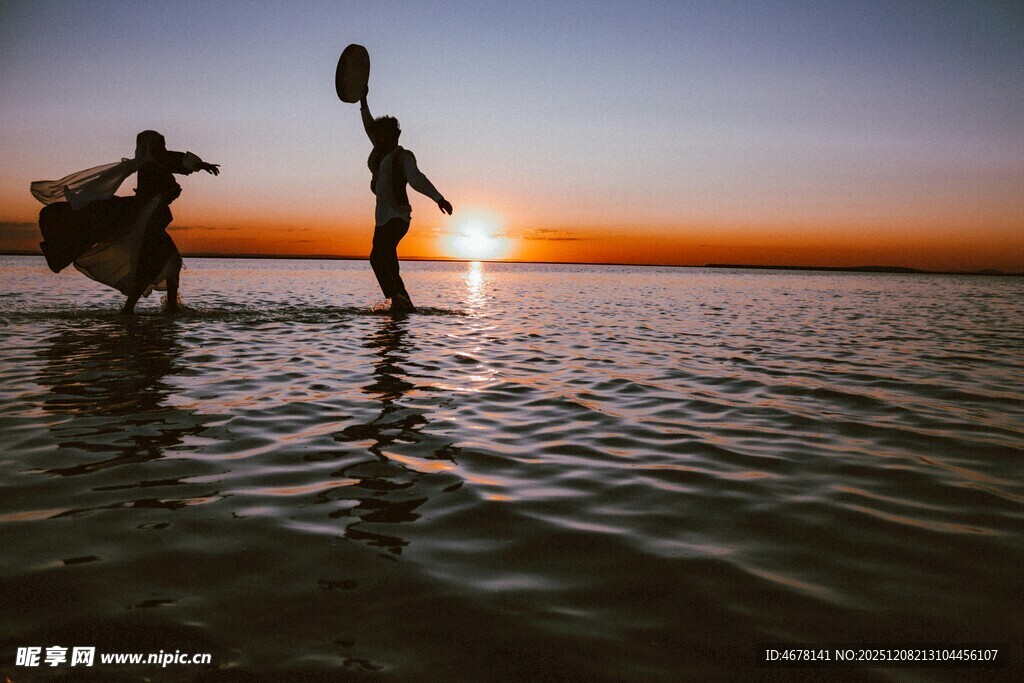 夕阳下海滩上的浪漫舞者