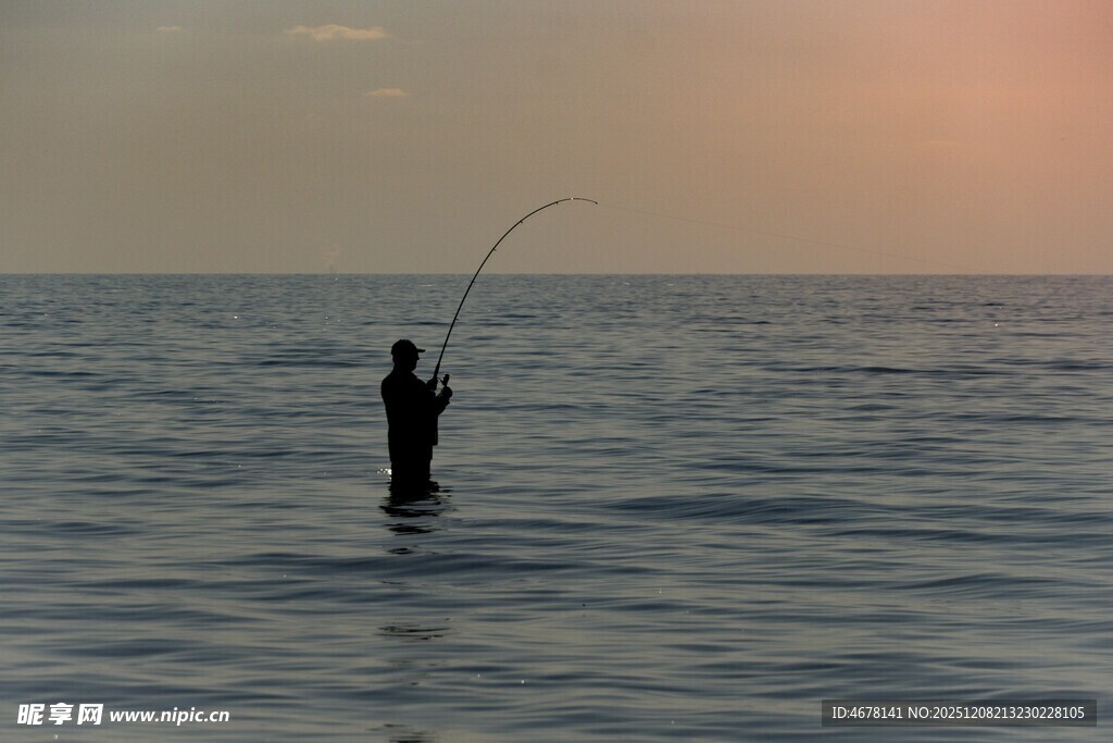 夕阳下的海中垂钓者