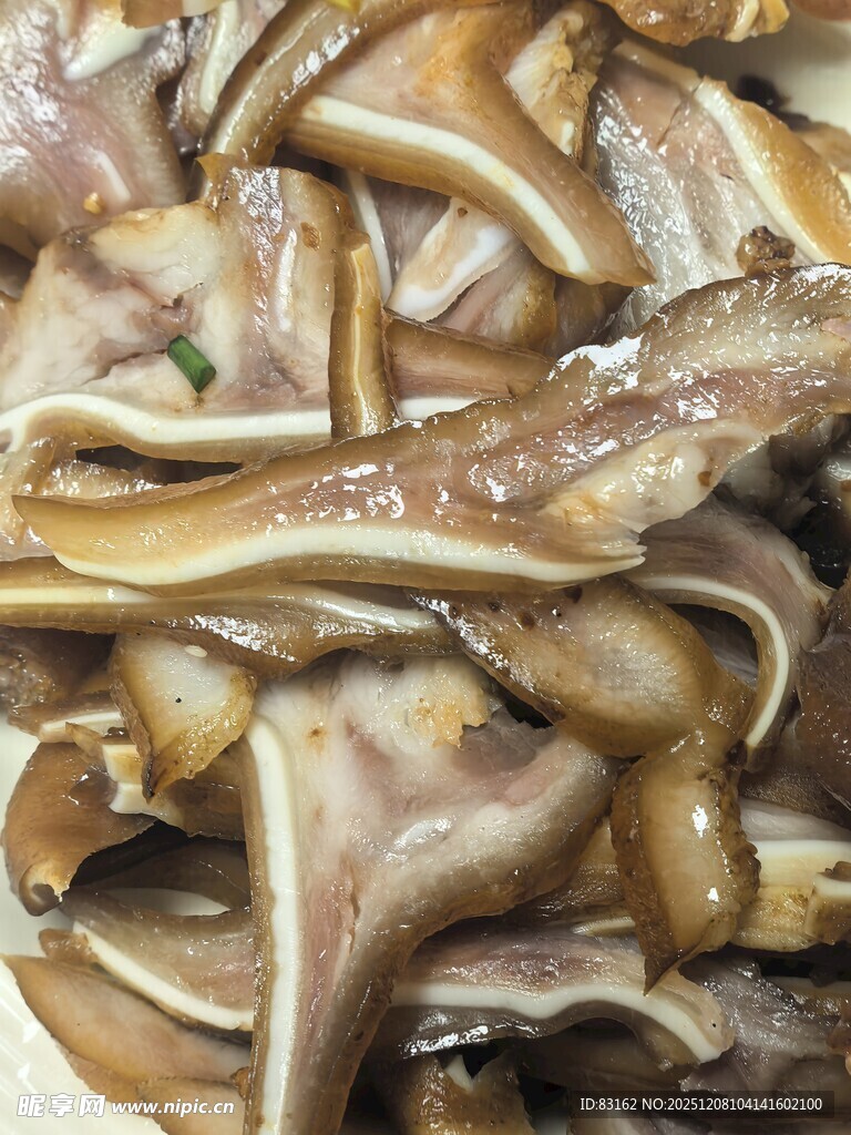 新鲜卤制猪耳朵
