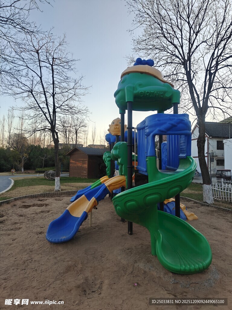 户外多彩儿童游乐设施