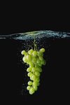 绿葡萄入水瞬间