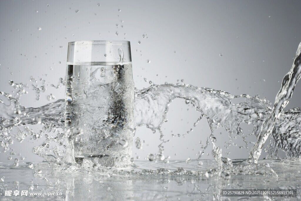 水杯溅起水花瞬间