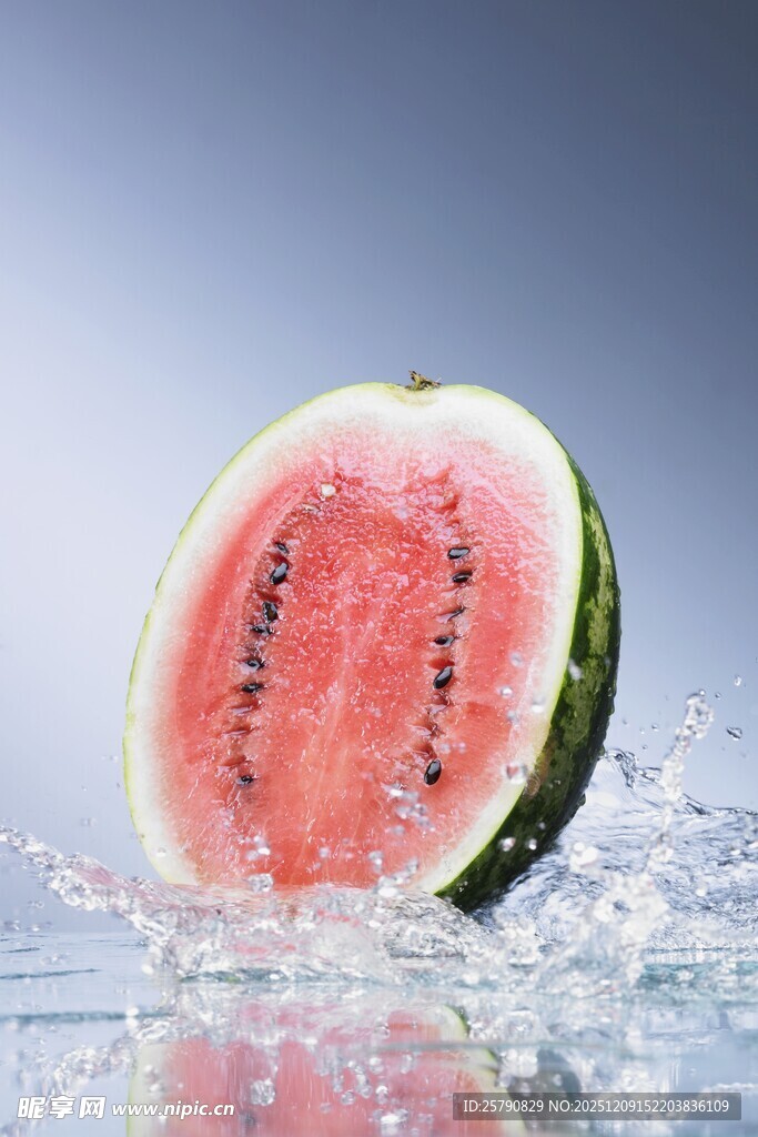 西瓜入水瞬间水花四溅
