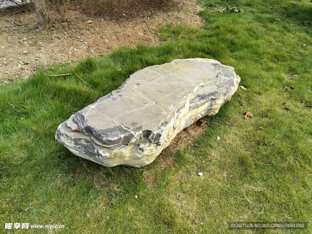 草地上的古老石制长凳