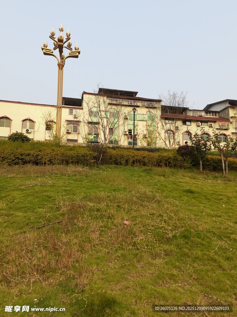 田园旁的中式建筑群