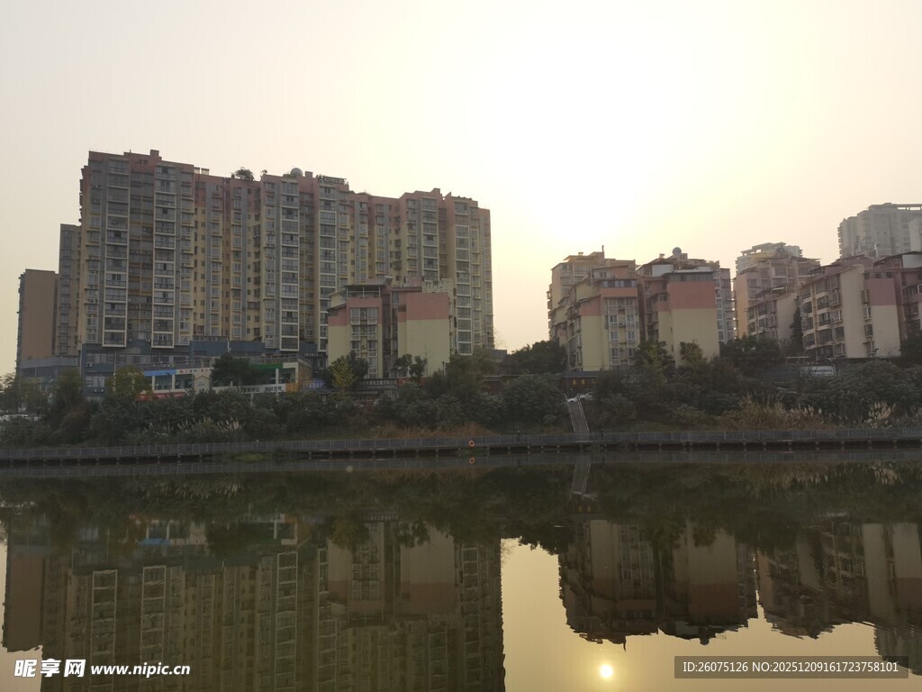 河畔高楼倒影美丽景致