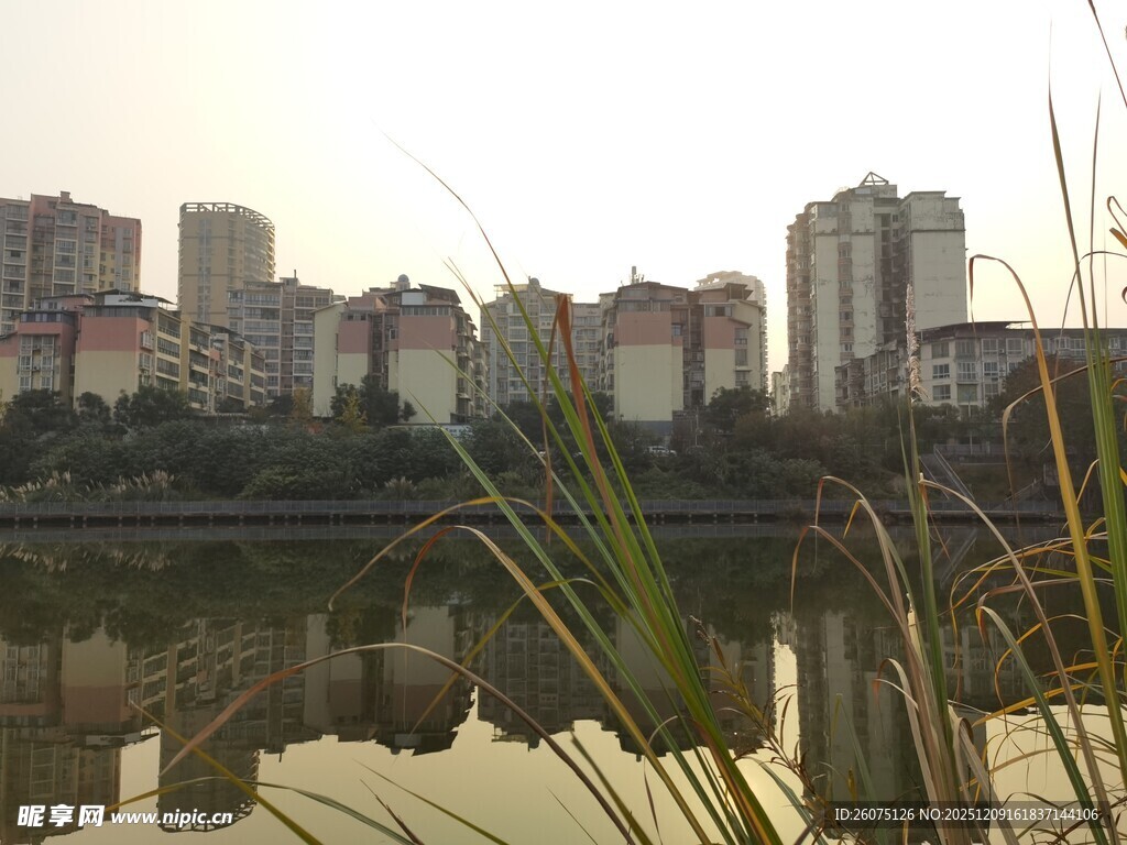 湖畔城市风光倒影美景