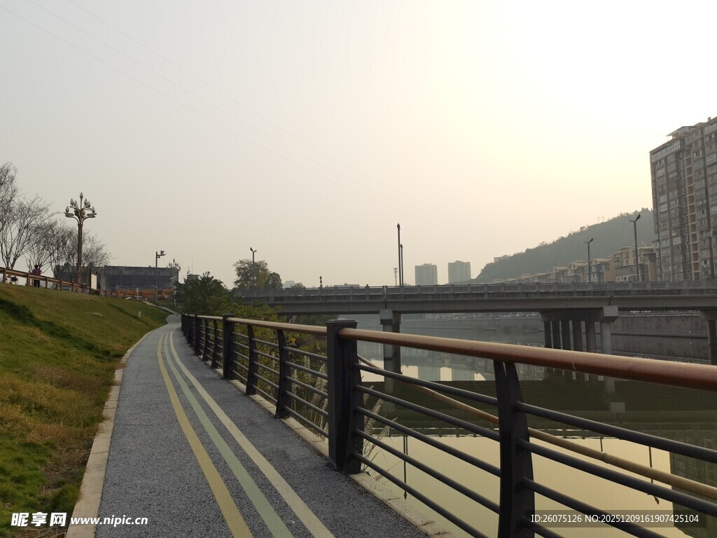 城市河畔步道风景