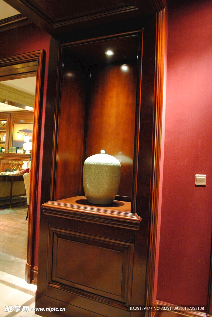 古瓷器展示于精致展柜中