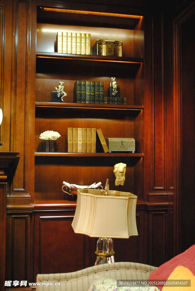 温馨木质书房一角