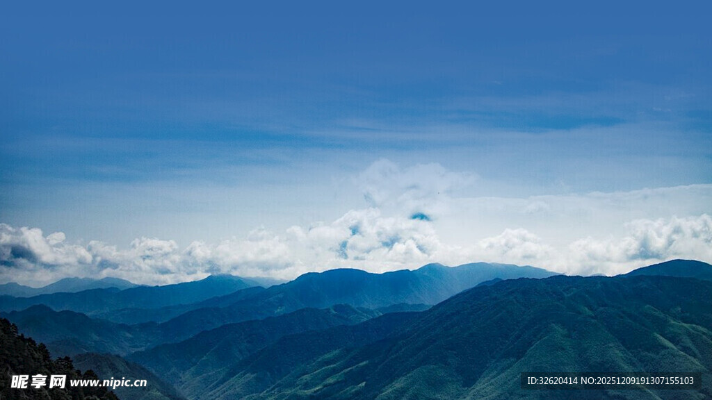 壮丽山景与蓝天