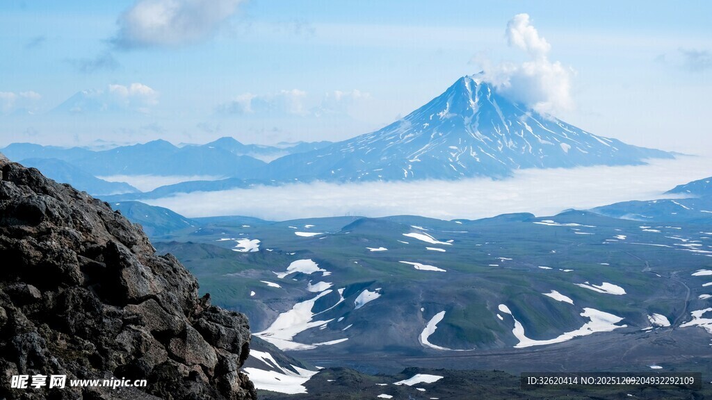壮丽雪山远景风光