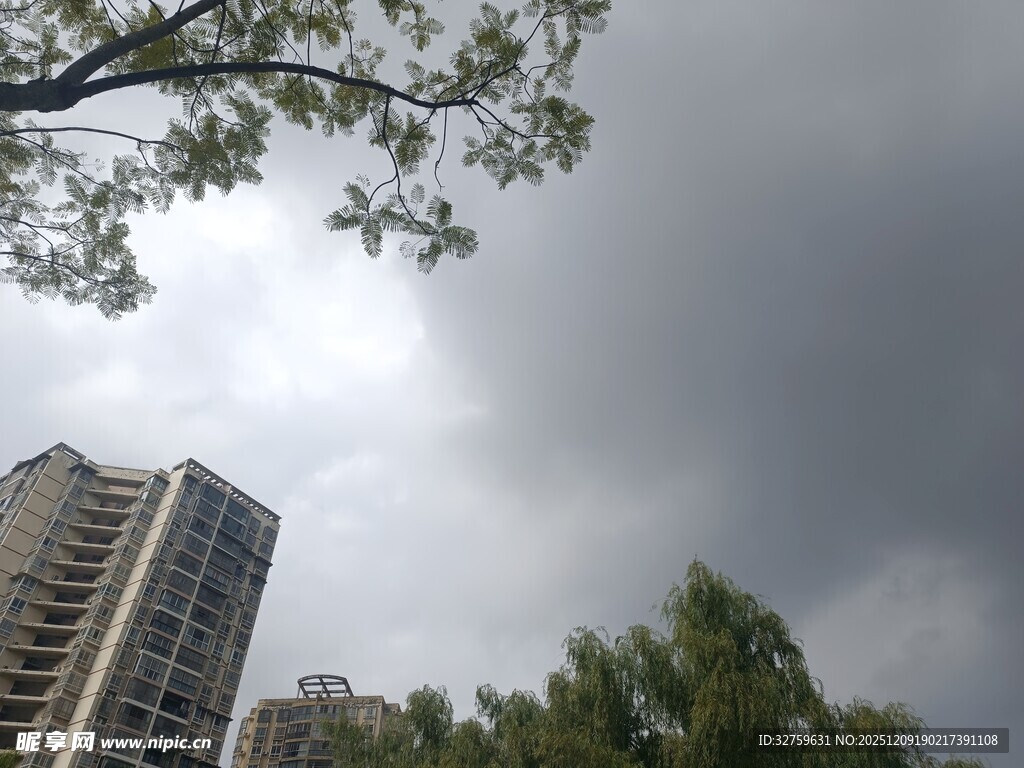 乌云笼罩下的城市高楼