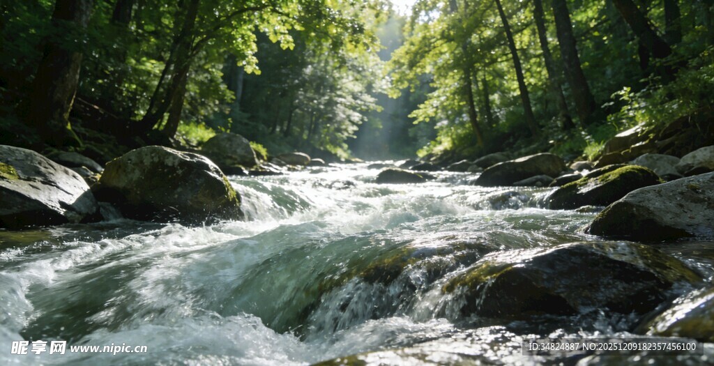 山间溪流穿石而过